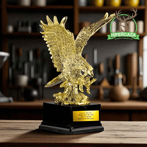 Escultura de águila dorada