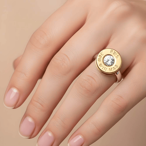 Anillo con casquillo de bala y piedra blanca 