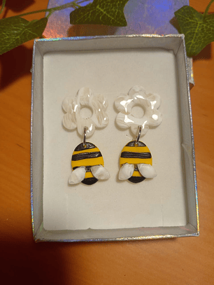 Aritos Abejita y flor