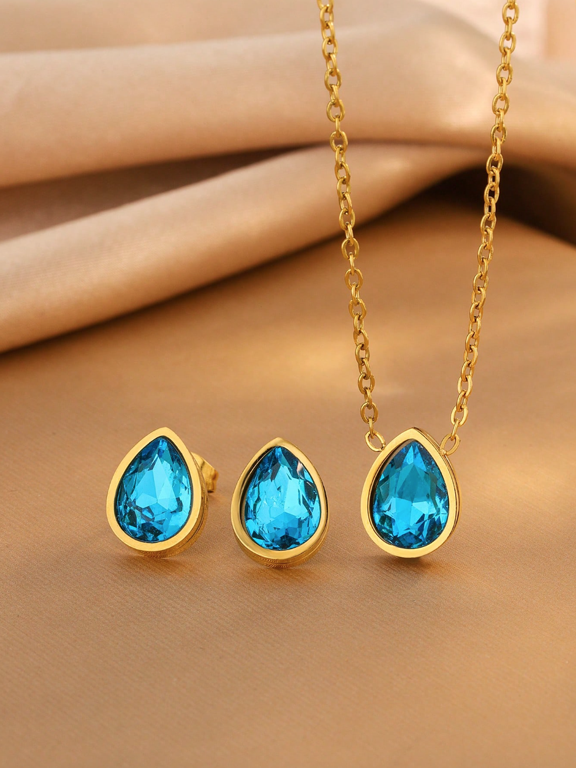 CONJUNTO PUNTO DE LUZ COLLAR Y AROS BLEU 1