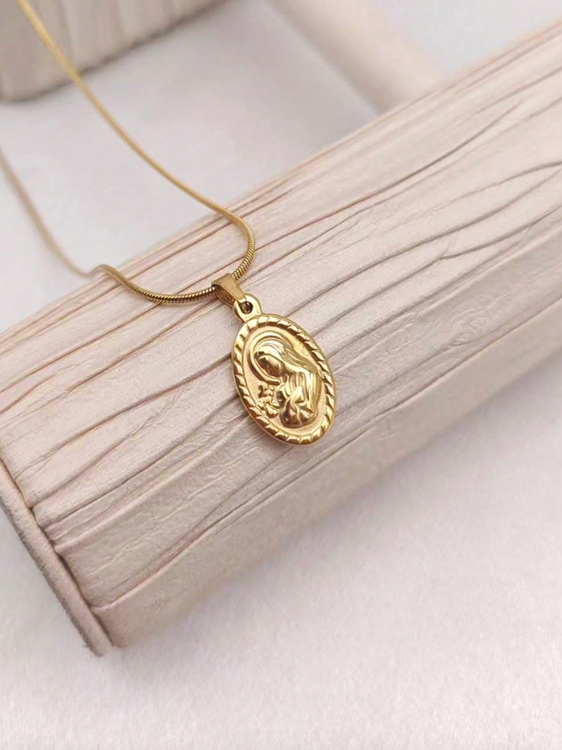 COLLAR MEDALLA DE LA VIRGEN AMADA 1