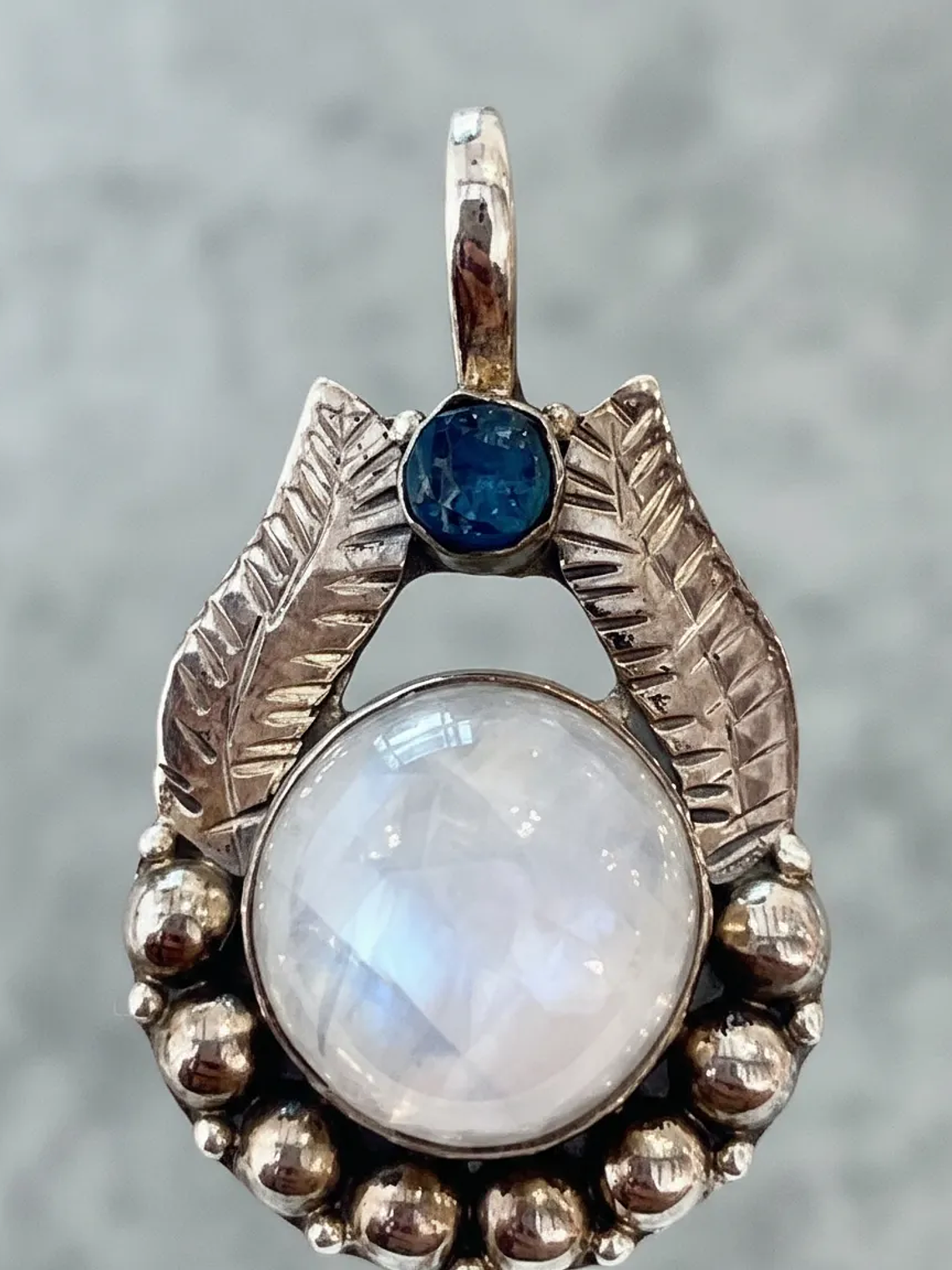 COLGANTE PIEDRA LUNA ARCOIRIS Y APATITA AZUL NEON PLATA 925 1