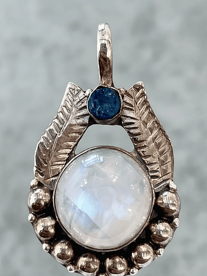COLGANTE PIEDRA LUNA ARCOIRIS Y APATITA AZUL NEON PLATA 925