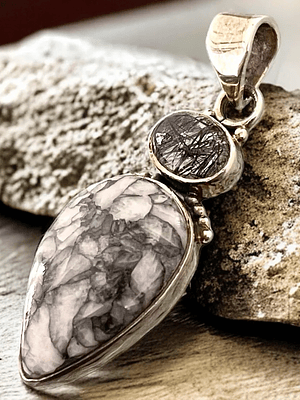 COLGANTE PINOLITA Y TURMALINA NEGRA EN CUARZO PLATA 925