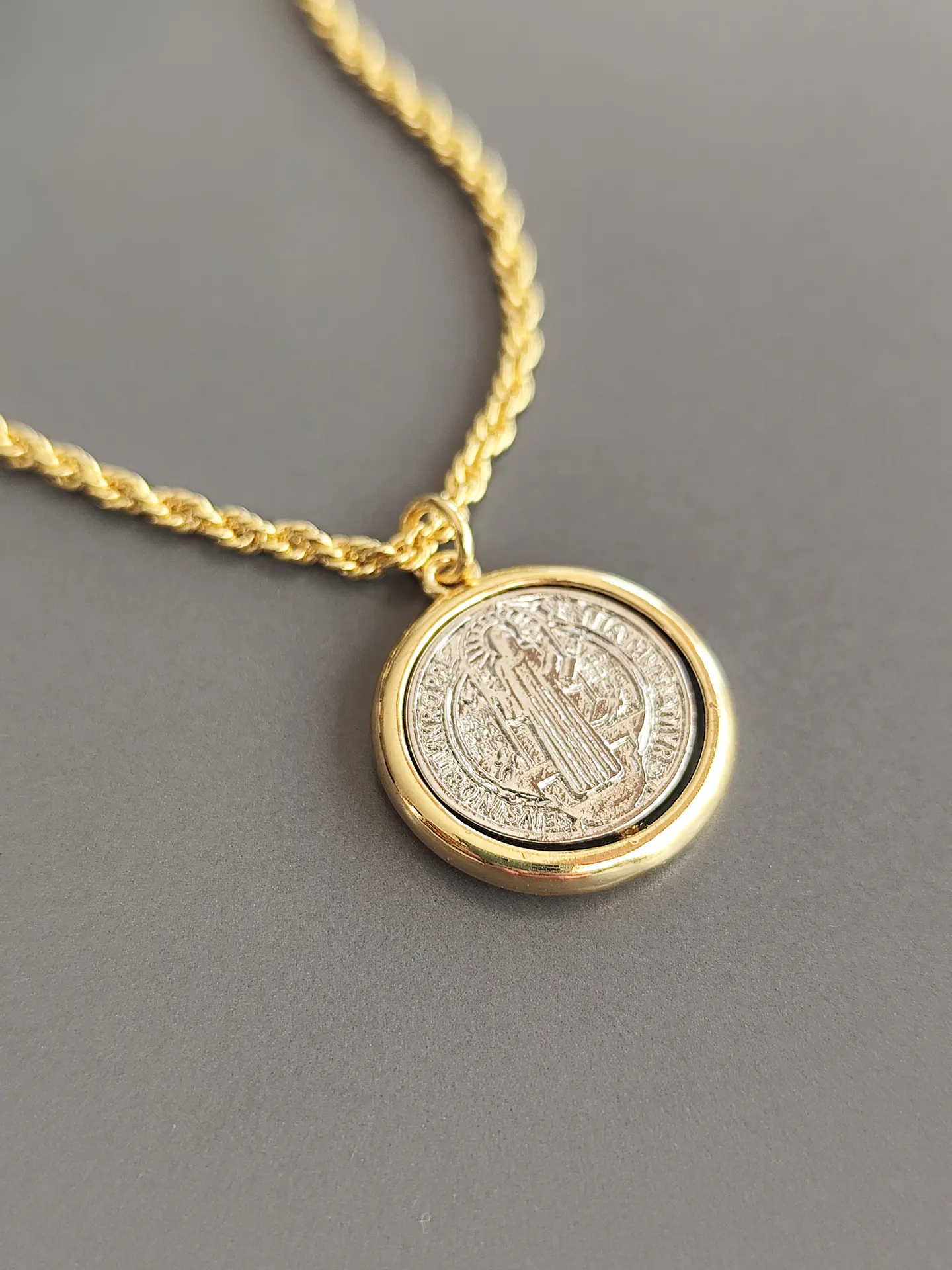 medallón san benito 2