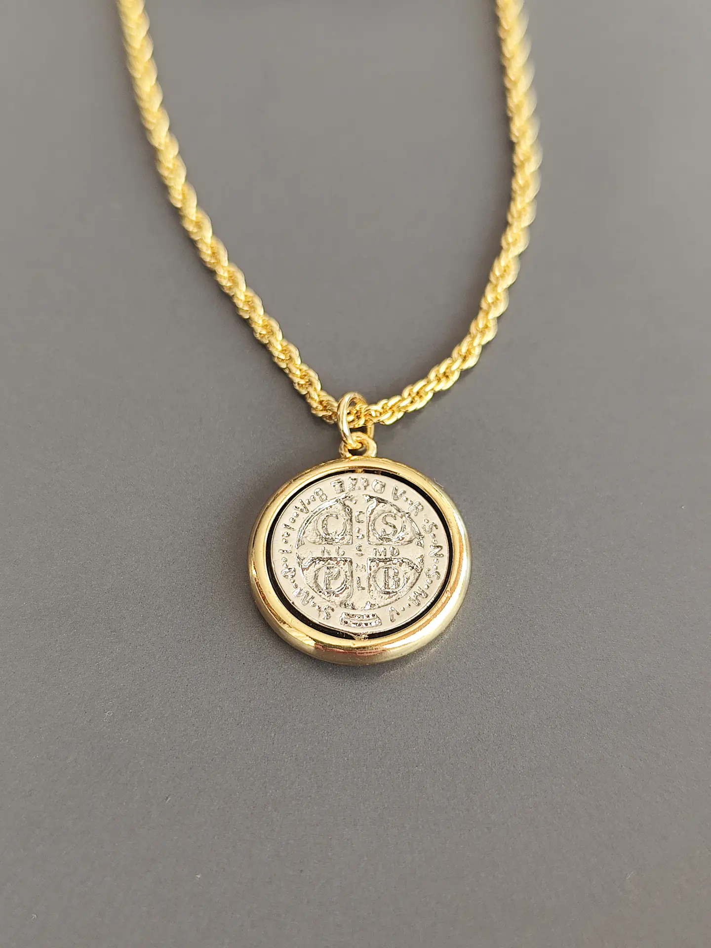 medallón san benito 3