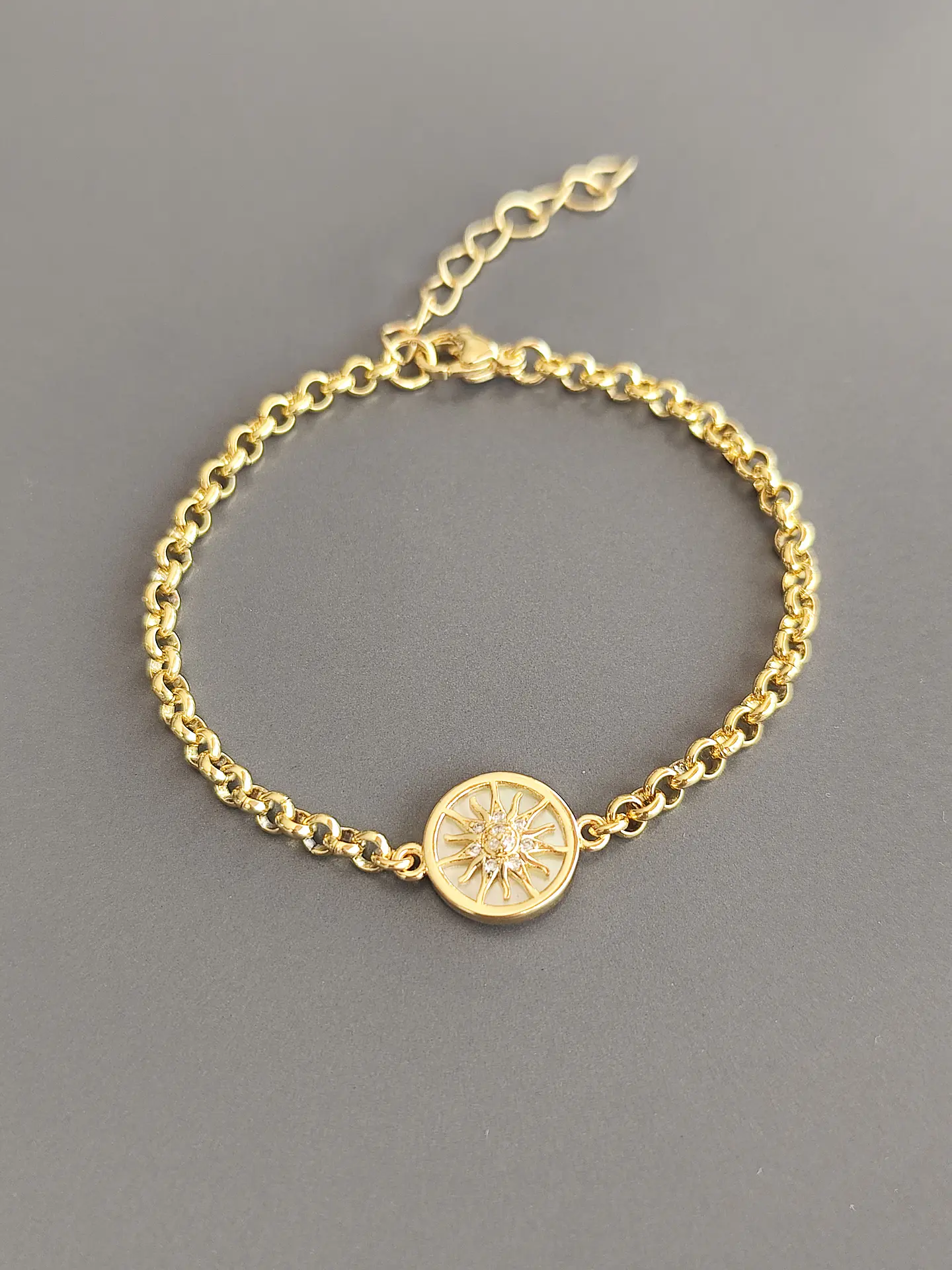 pulsera con círculo y sol central  3