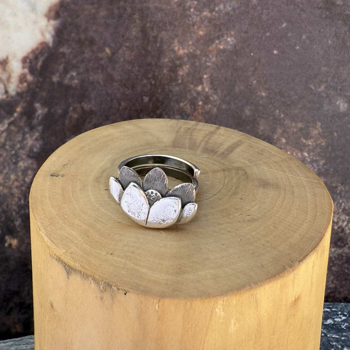 Anillo Flor de Loto ajustable de plata 950  1