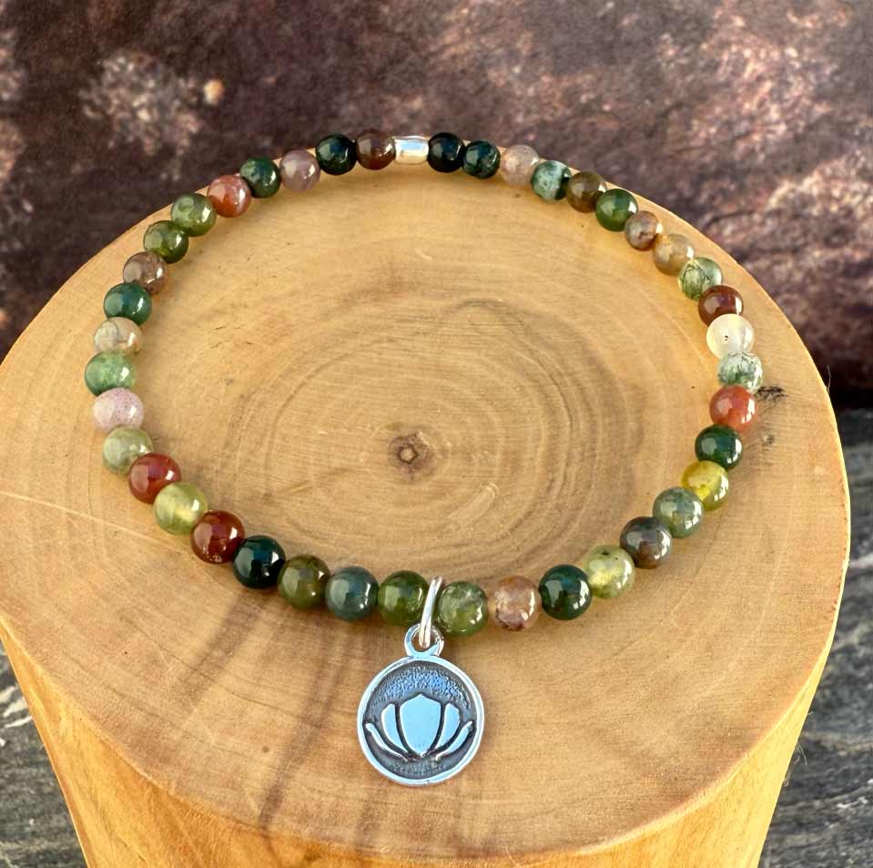 Pulsera elástica con Flor de Loto de plata 950 y mostacillas de Piedras 1
