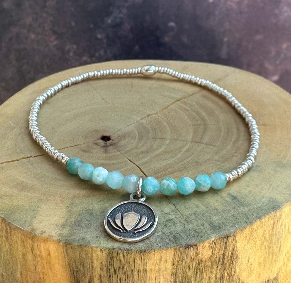 Pulsera elástica con Flor de Loto plata 950,  mostacillas de plata 1000 y piedras  1