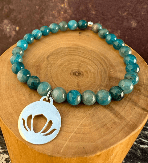 Pulsera Elástica con Medalla Flor de Loto Calada de 1.5 cms hecha con Plata 950 y Mostacillas de Piedras