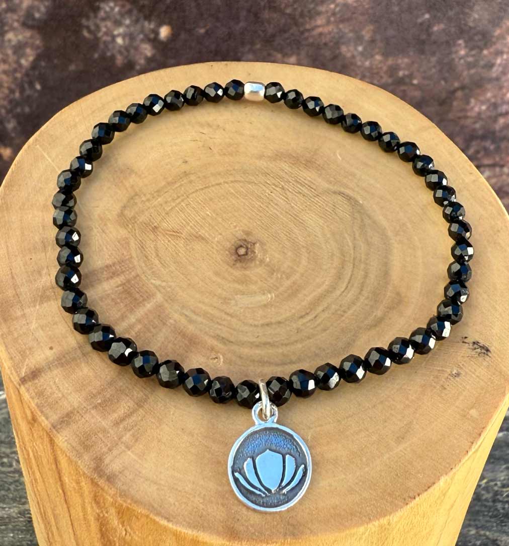 Pulsera elástica con Flor de Loto de plata 950 y mostacillas de Piedras 2