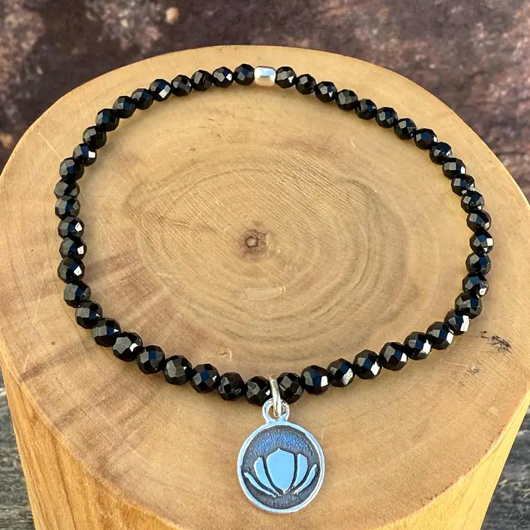 Pulsera elástica con Flor de Loto de plata 950 y mostacillas de Piedras 2