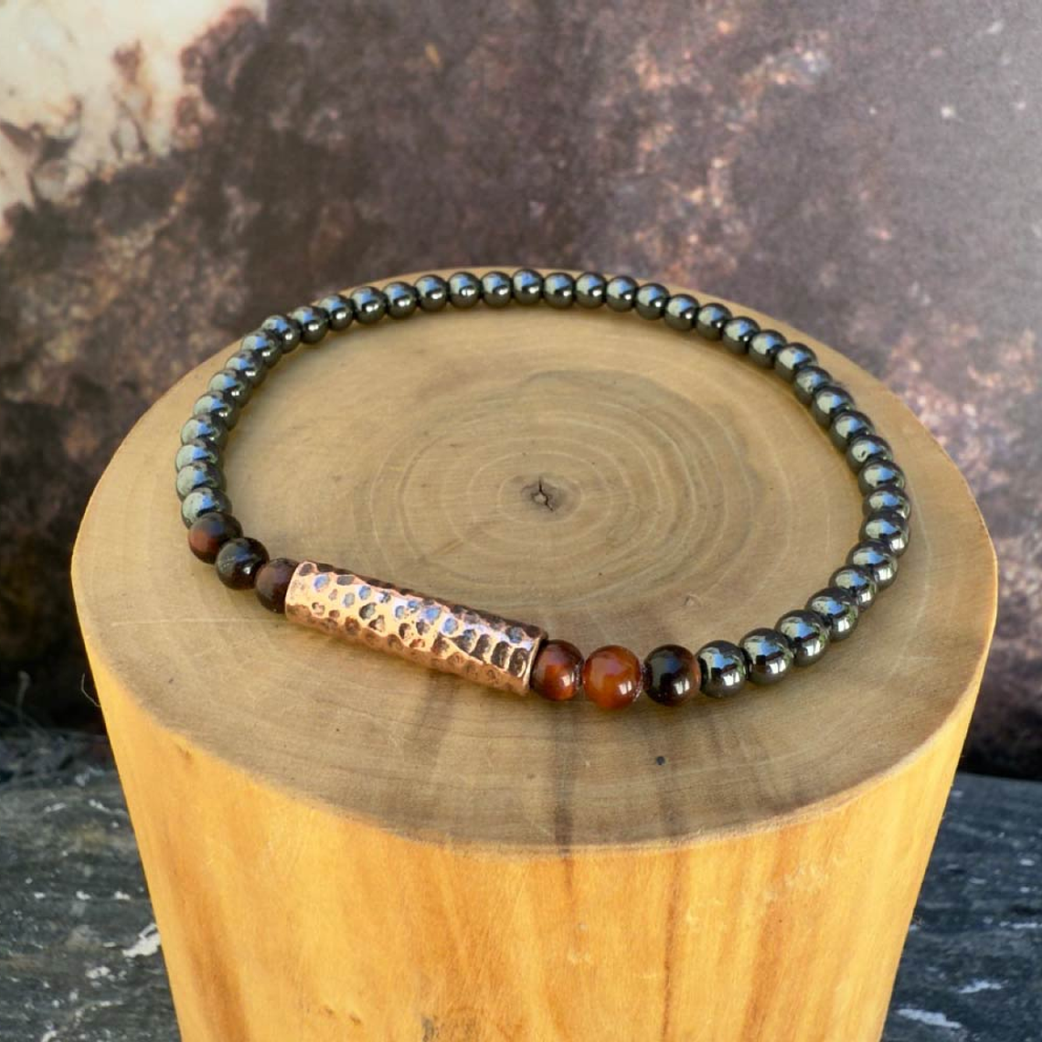 Pulsera Elástica con Tubo de Cobre Texturizado Acompañado y Mostacillas de 4 mms de Hematita y Ojo de Buey 1