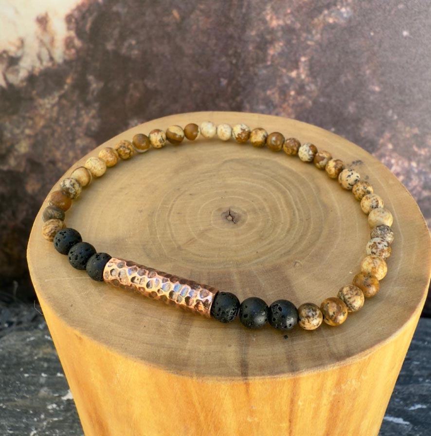 V Pulsera elástica Tubo Delgado de Cobre Martillado y Mostacillas de 4mm de Piedra Volcánica y Jaspe Amarillo 1