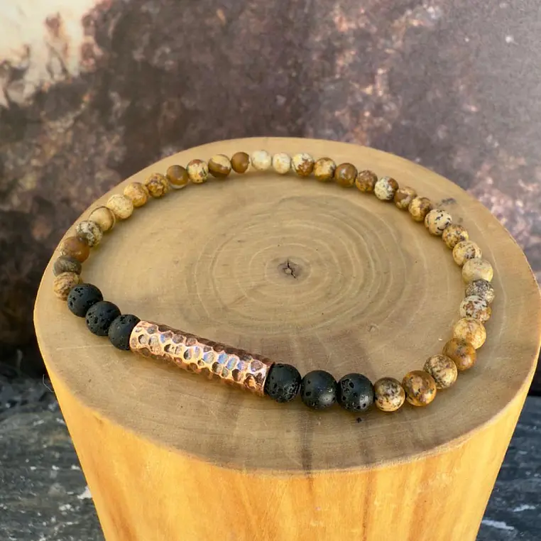 V Pulsera elástica Tubo Delgado de Cobre Martillado y Mostacillas de 4mm de Piedra Volcánica y Jaspe Amarillo 1