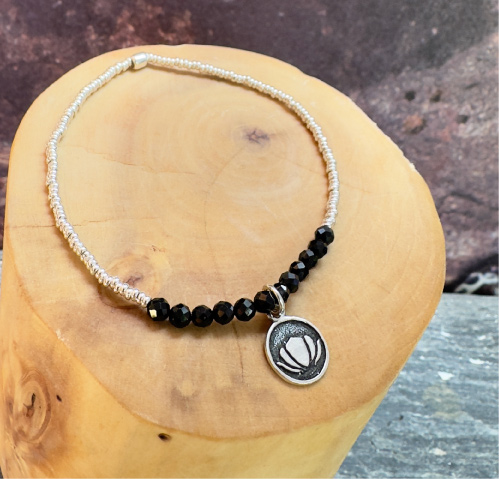 Pulsera elástica con Flor de Loto plata 950,  mostacillas de plata 1000 y piedras  5