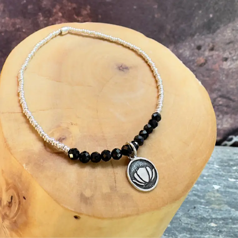 Pulsera elástica con Flor de Loto plata 950,  mostacillas de plata 1000 y piedras  5