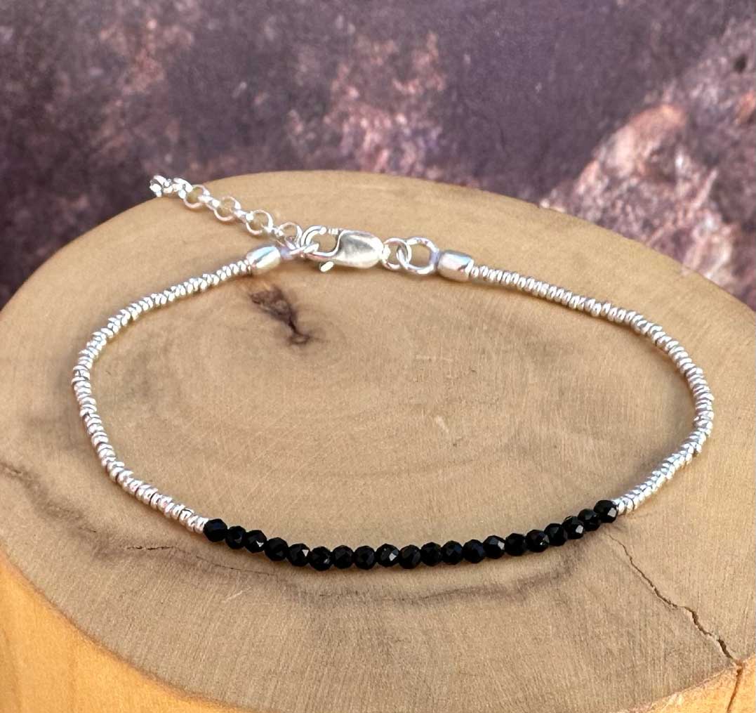 Pulsera con Broche Ajustable, Mostacillas de Plata 1000 y Piedras 7