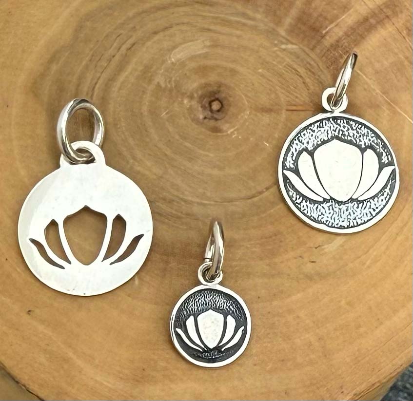 Medalla Flor de Loto Calada de Plata 950 2