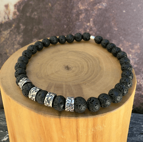 Pulsera Elástica con 4 Mostacillas de Plata 950 con Líneas Martilladas y Mostacillas de 6mm de Piedra Volcánica