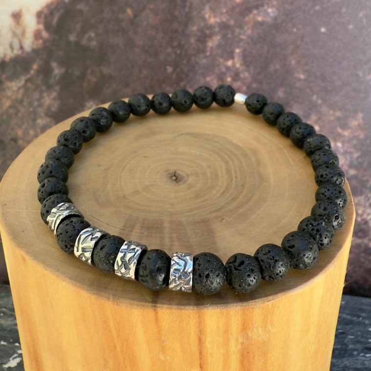 Pulsera Elástica con 4 Mostacillas de Plata 950 con Líneas Martilladas y Mostacillas de 6mm de Piedra Volcánica 1