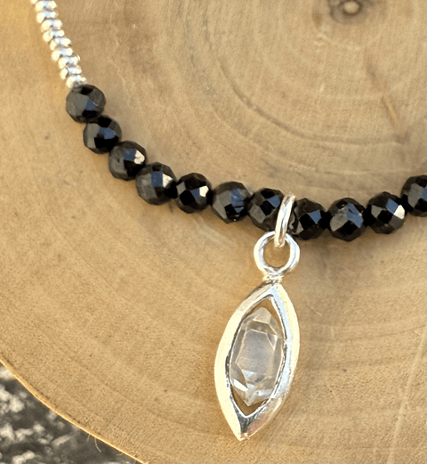 Pulsera con Mostacillas de Turmalina Negra y Plata 1000 con Herkimer y Plata 950.