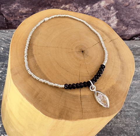 Pulsera con Mostacillas de Turmalina Negra y Plata 1000 con Herkimer y Plata 950.