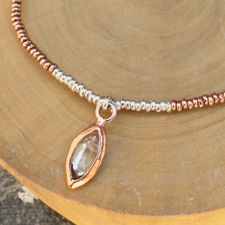 Pulsera Elástica con Mostacillas de Cobre y Plata 1000 con centro de Herkimer y Cobre 2