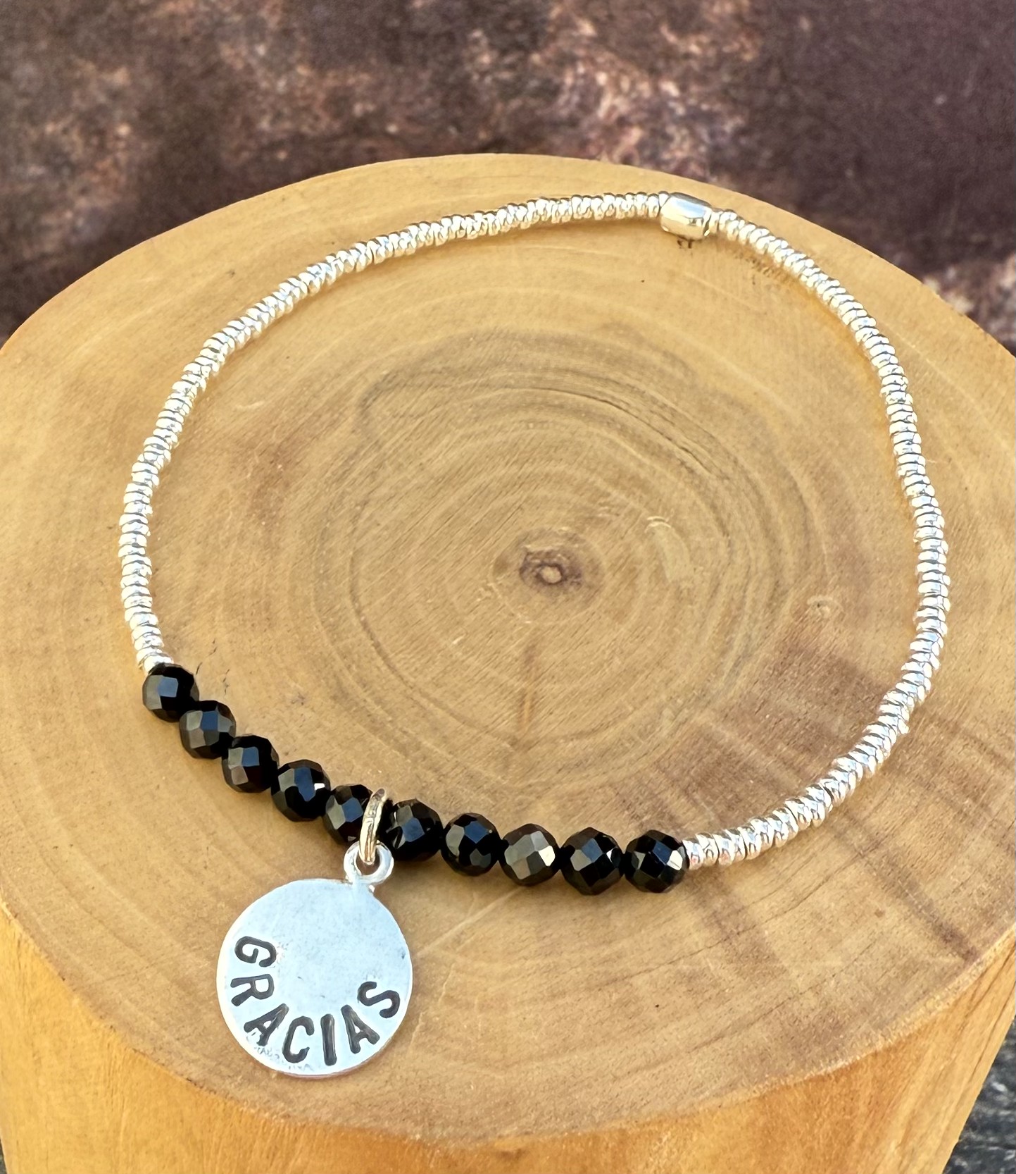 Pulsera elástica Gracias de plata 950 con mostacillas de Plata 1000 y Turmalina Negra 1