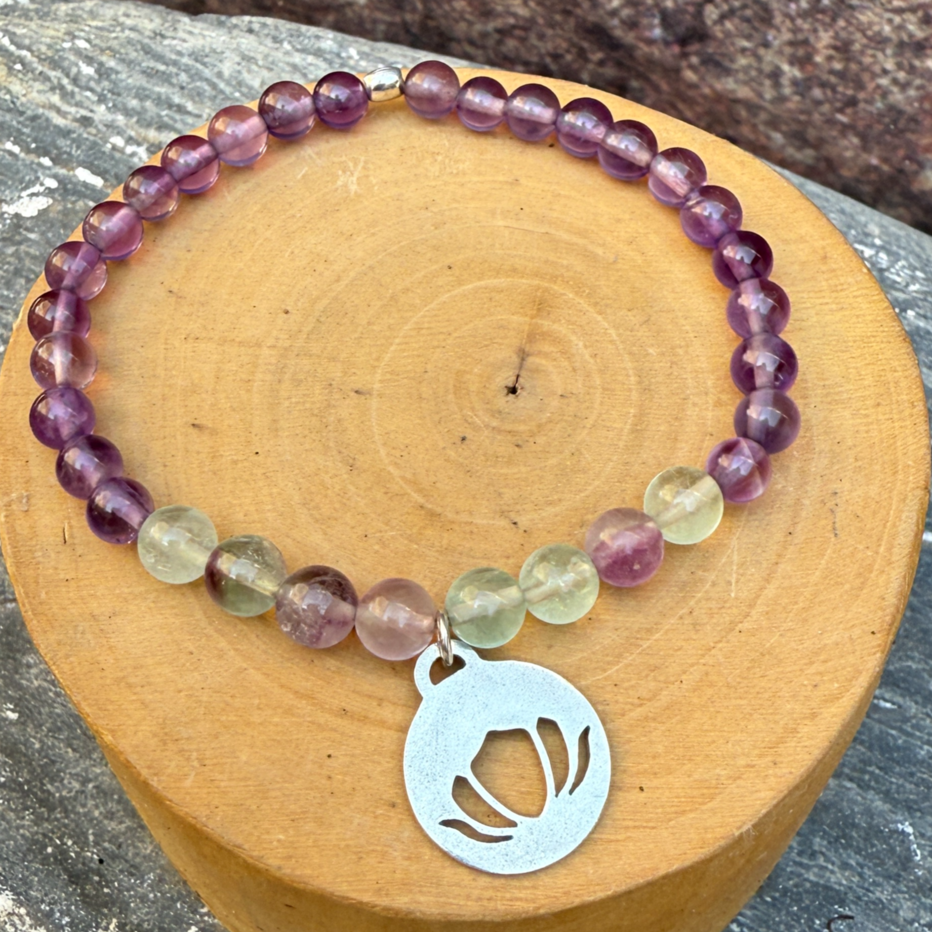 Pulsera elástica con Flor de Loto Calada de  Plata 950 y mostacillas de piedras 2