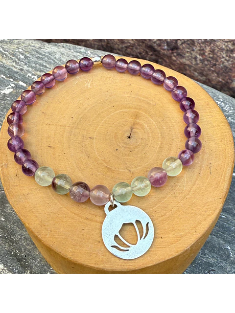 Pulsera elástica con Flor de Loto Calada de  Plata 950 y mostacillas de piedras