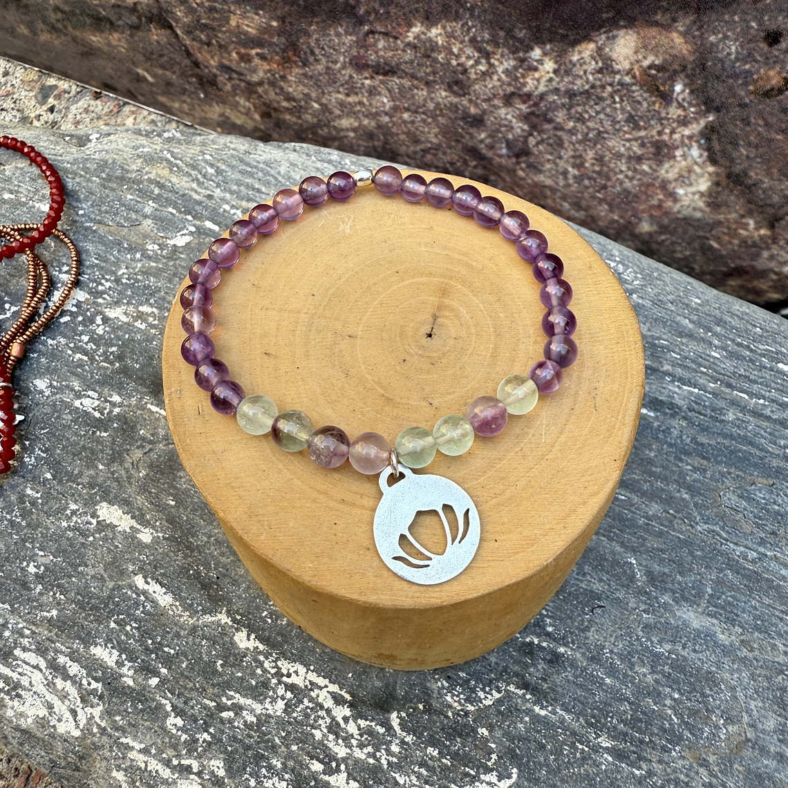 Pulsera Elástica con Medalla Flor de Loto Calada de 1.5 cms hecha con Plata 950 y Mostacillas de Piedras 3