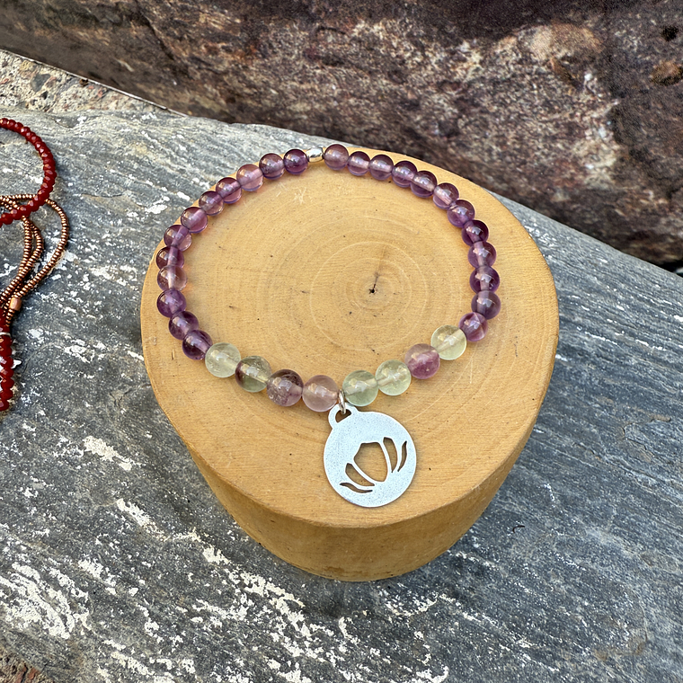 Pulsera Elástica con Medalla Flor de Loto Calada de 1.5 cms hecha con Plata 950 y Mostacillas de Piedras 3