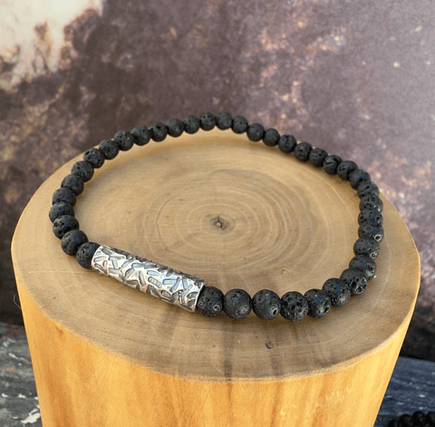 Pulsera Elástica Tubo Delgado de Plata 950 con Líneas Martilladas y Mostacillas de 4mm de Piedra Volcánica