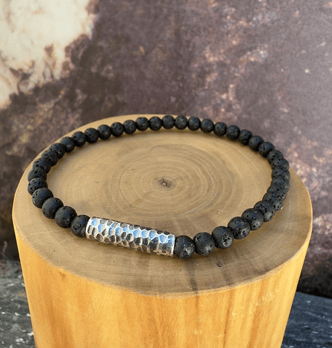 Pulsera Elástica Tubo Delgado de Plata 950 Martillado y Mostacillas de 4mm de Piedra Volcánica