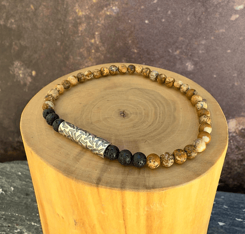 Pulsera Elástica Tubo Delgado de Plata 950 con Líneas Martilladas y Mostacillas de 4mm de Piedra Volcánica y Jaspe Amarillo