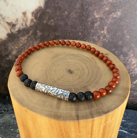 Pulsera Elástica Tubo Delgado de plata 950 con líneas Martilladas y Mostacillas de 4mm de Piedra Volcánica y Jaspe Rojo