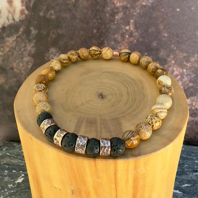 V Pulsera elástica con mostacillas de Cobre Martilladas  y Piedra Volcánica y Jaspe Amarillo de 6 mm 1