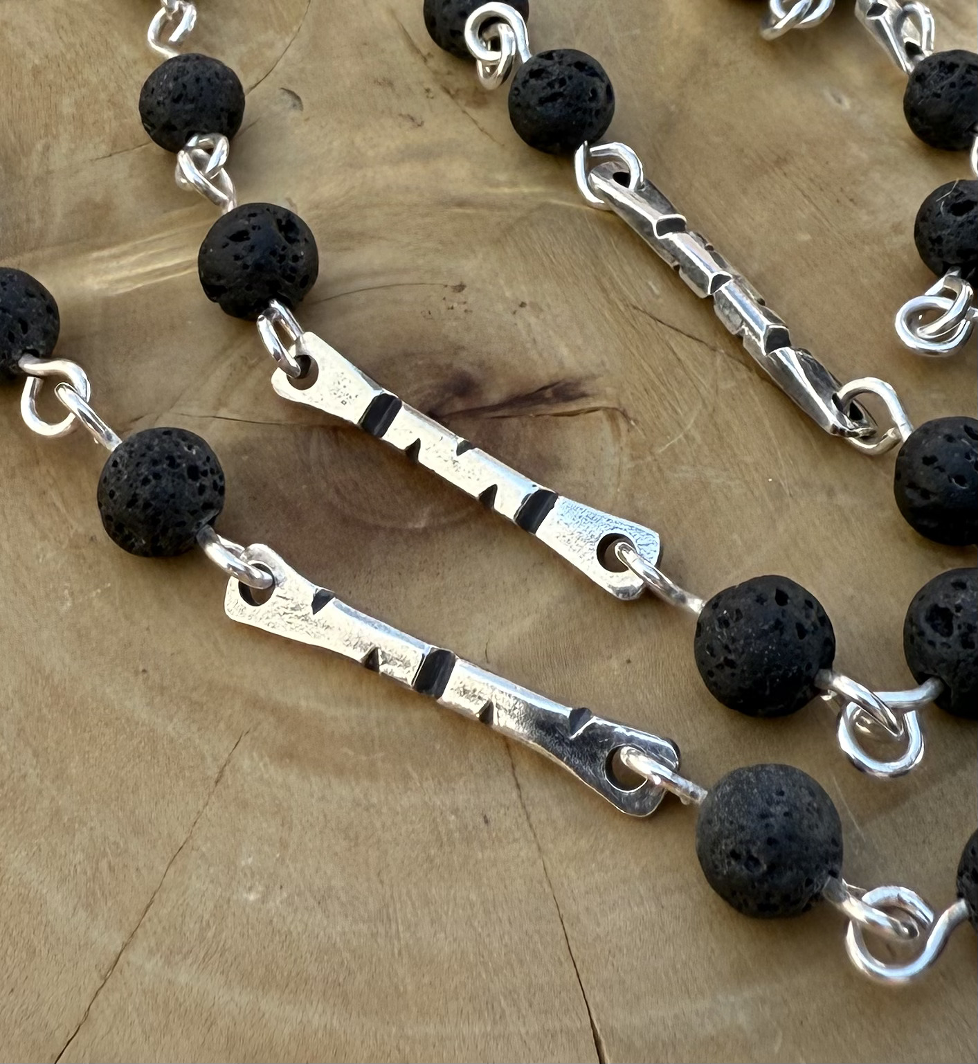 V Cadena Palitos de Plata 950 con Zurcos en Forma de Triangulos y Piedras Volcánicas Entorchadas en Alambre de Plata 950 1
