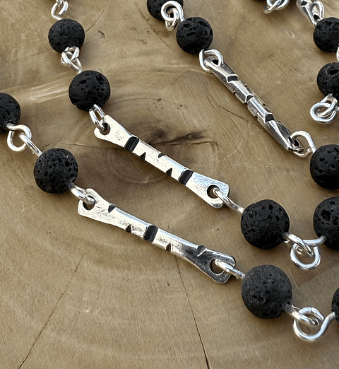 Cadena Palitos de Plata 950 con Zurcos en Forma de Triangulos y Piedras Volcánicas Entorchadas en Alambre de Plata 950