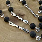 V Cadena Palitos de Plata 950 con Zurcos en Forma de Triangulos y Piedras Volcánicas Entorchadas en Alambre de Plata 950 - Miniatura 1