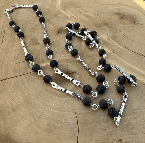 Cadena Palitos de Plata 950 con Zurcos en Forma de Triangulos y Piedras Volcánicas Entorchadas en Alambre de Plata 950