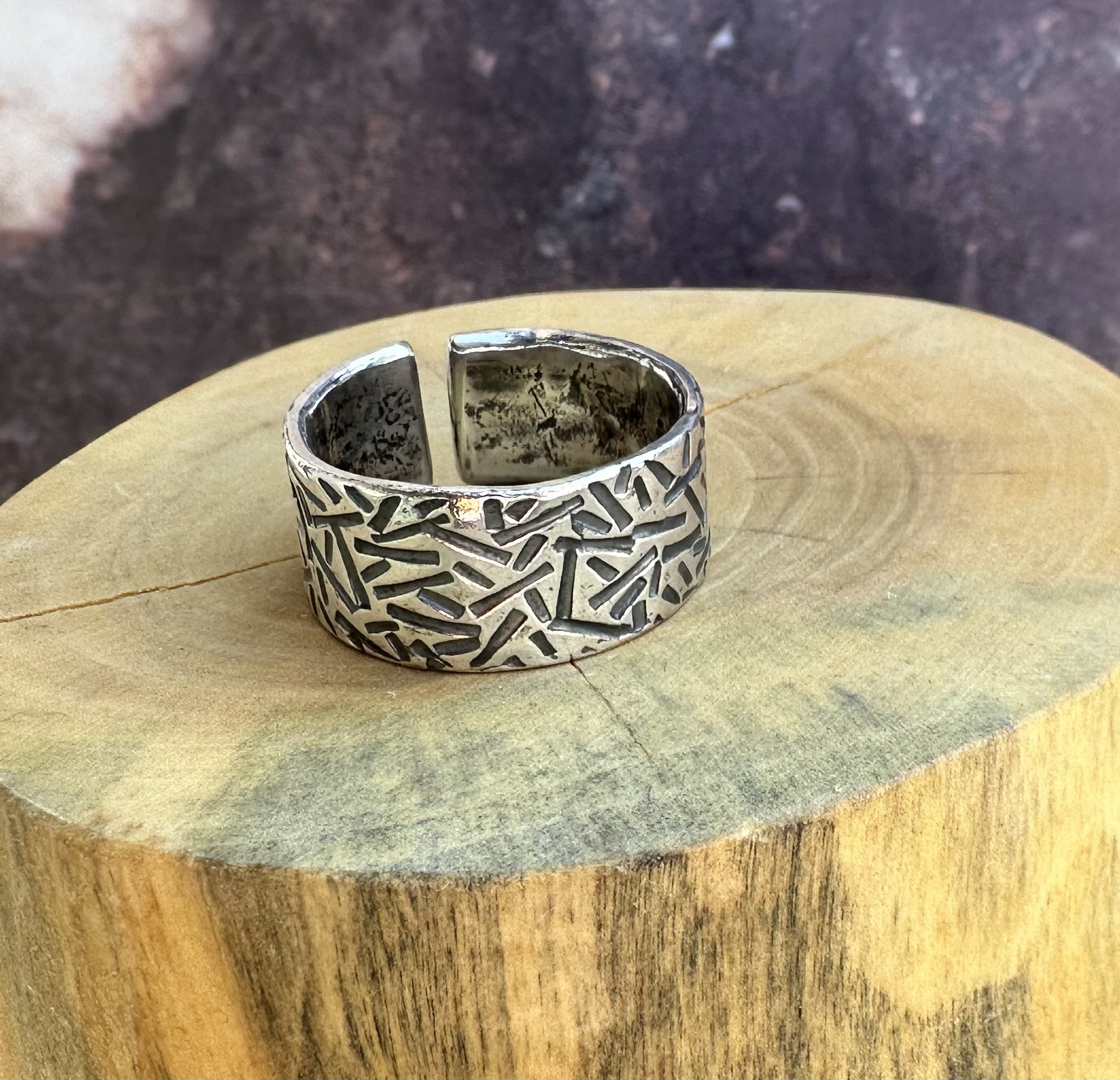V Anillo con Líneas Martilladas de Plata 950  1