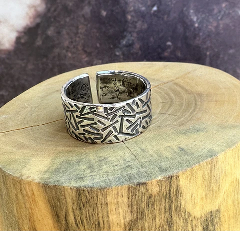 V Anillo con Líneas Martilladas de Plata 950 