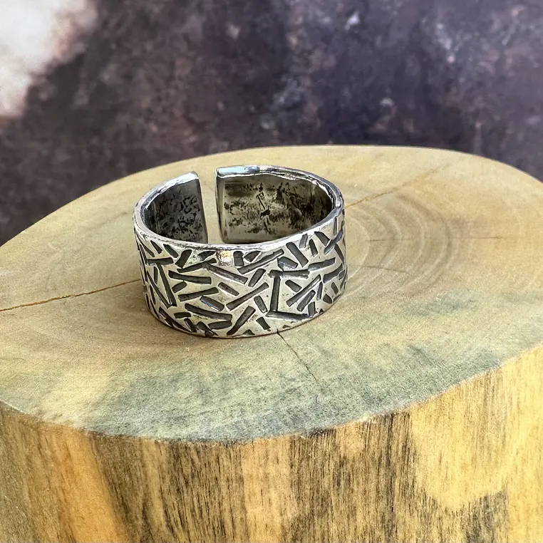V Anillo con Líneas Martilladas de Plata 950  1