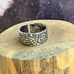 V Anillo con Líneas Martilladas de Plata 950  - Miniatura 3