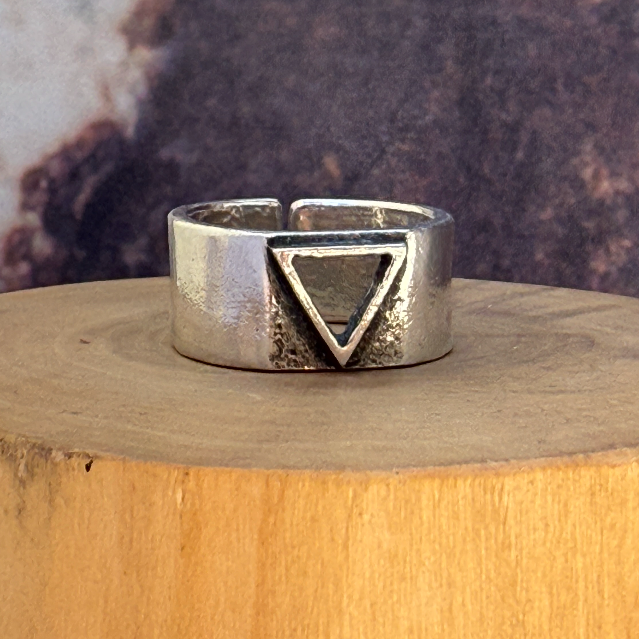 V Anillo con Triángulo Calado de Plata 950 1