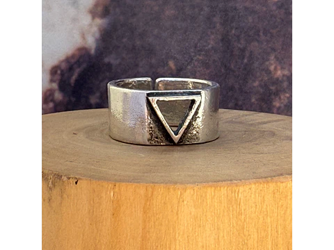 V Anillo con Triángulo Calado de Plata 950