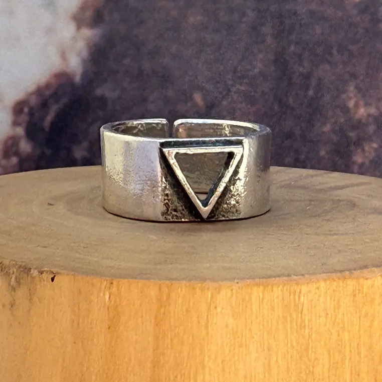 V Anillo con Triángulo Calado de Plata 950 1